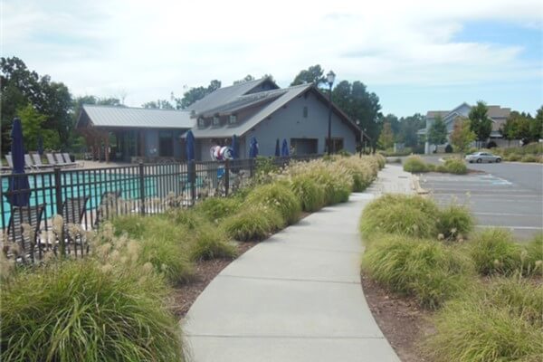 HOA common area turf maintenance by SouthernEEZ